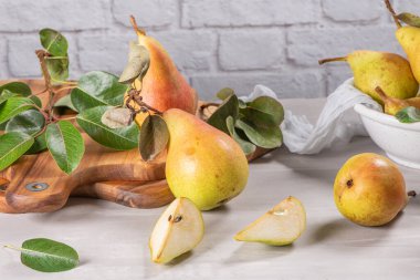 Taze organik armutlar. Meyve arkaplanı. Armut güz hasadı.