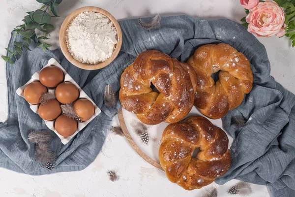 Portugese Traditionele Paastaart Folar Met Eieren Houten Tafel Zoet Brood — Stockfoto