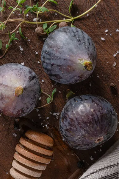 Figos Maduros Frescos Uma Mesa Madeira Figos Mediterrânicos Saudáveis Belos — Fotografia de Stock