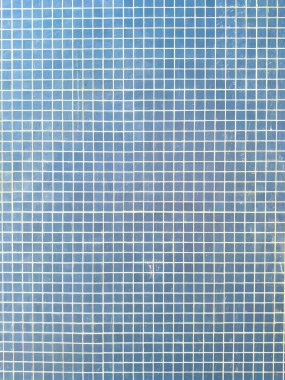 Açık renkli harç ile küçük mavi kare karolardan oluşan tam çerçeve, bir ızgara deseni ve desenli yüzey oluşturur..