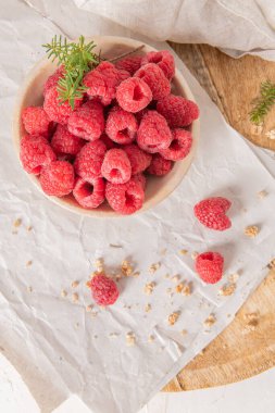 İki bardak katmanlı ahududu ve taze ahududu ve kırsal ahşap tabakta beyaz yaban mersinli chia tohumu pudingi.