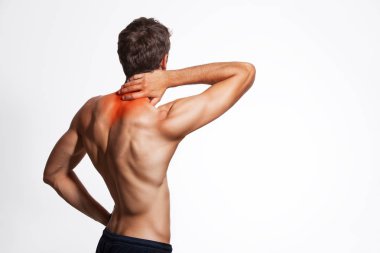 Çıplak erkek arka gövde. Boyun ağrısı baş ağrısı.