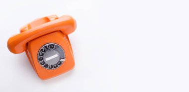 Klasik turuncu telefon. Antika telefon, düz yatıyordu.