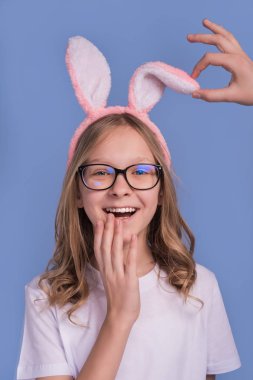 Festival sezonu bunny ve yumurta. Paskalya bunny kulaklar mutlu kız.