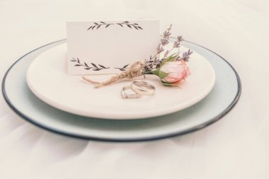 Silwerware var. Yeni yıl yemeği. Üzerinde bir kart ve çiçek ile beyaz masa bezi üzerinde lüks yemekler