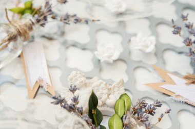 bir vintage masada notlar ile düğün boutonniere