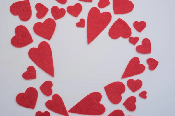 Rote Papierherzen isoliert auf weißem Hintergrund, die ein Herz bilden — Stockfoto