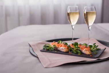 Bir kadeh şampanya ile iç mekanda romantik bir akşam.