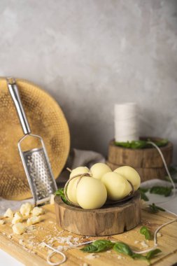 Hassas süzme peynirli çörekler servis tahtasındaki ahşap kasede..