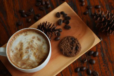 Kahve, sabahları bardağın etrafında kahve çekirdekleri olan bir içeceğe dönüşür.