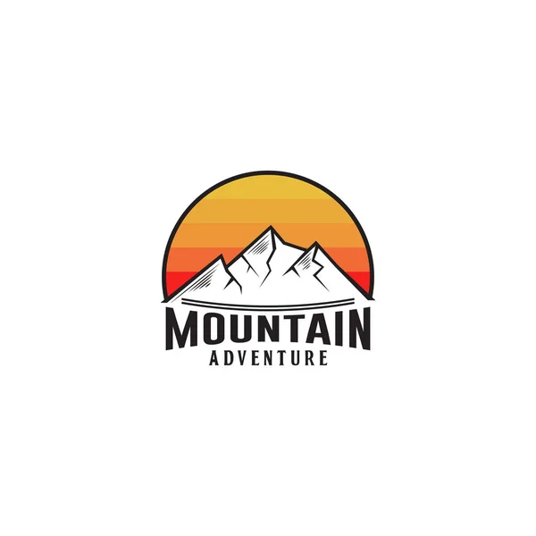 Montagne aventure rétro hipsters logo design, inspirations logo extérieur — Image vectorielle