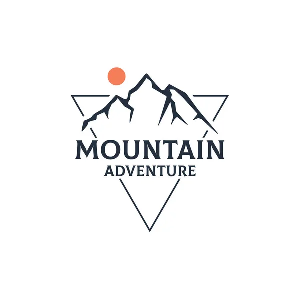 Vecteur Conception Logo Extérieur Mountain Adventure Triangle Idéal Pour Sport — Image vectorielle