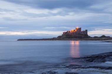 Bamburgh Castle, Northumberland, İngiltere'de şafak