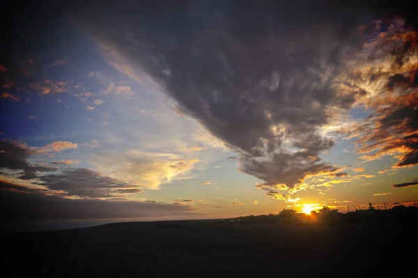 Sonnenuntergang am launischen Himmel — Stockfoto