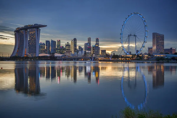 Singapore Skyline Reflection in Marina Bay — стоковое фото