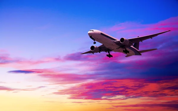 Εμπορικά αεροσκάφη που προσγειώνονται από ουρανό φωτεινό λυκόφως — Φωτογραφία Αρχείου