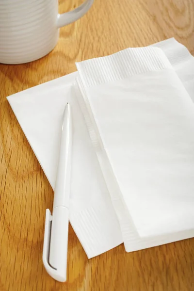 Πετσέτα ή χαρτοπετσέτα και στυλό στο τραπέζι — Φωτογραφία Αρχείου