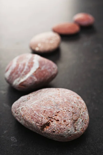 Curving Line of Red and Grey Pebbles di Dark Background — Stok Foto