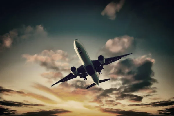 Jet Aeroplane Landing From Bright Sunset Sky — Stock Photo, Image