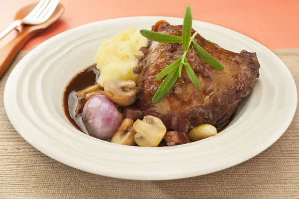 Coq au Vin куркою у червоному вині — стокове фото