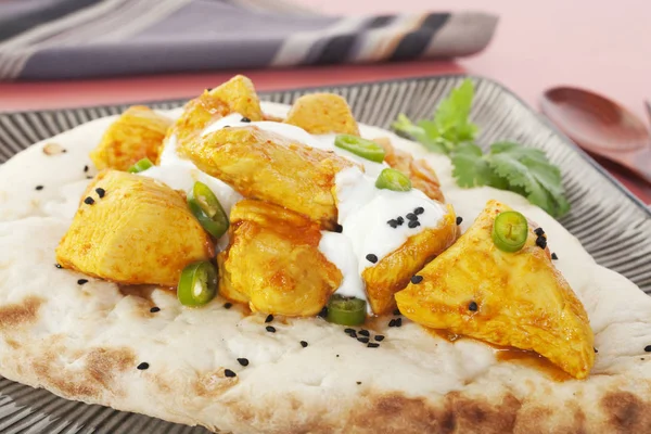 鸡肉马德拉斯咖喱克南面包印度餐 — 图库照片