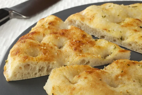 Pan de pizza con corte de rebanada — Foto de Stock