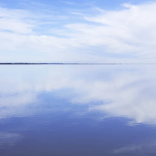 Lac tranquille avec nuages réfléchissant — Photo