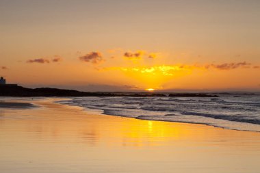 Gündoğumu Bamburgh plaj Northumberland İngiltere