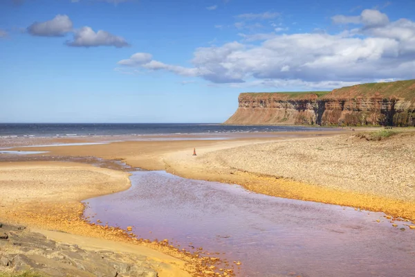 Bruciature di sale vicino al mare e alla Caccia alla scogliera — Foto Stock