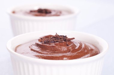 Çikolata Mousse çikolata garnitür ile