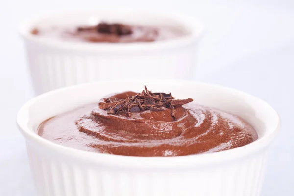 Mousse de chocolate com guarnição de chocolate — Fotografia de Stock