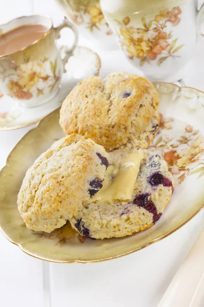 Blueberry Scones com manteiga e uma xícara de chá — Fotografia de Stock