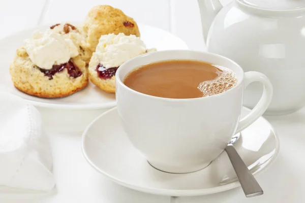 Te med melk og ferske scones – stockfoto