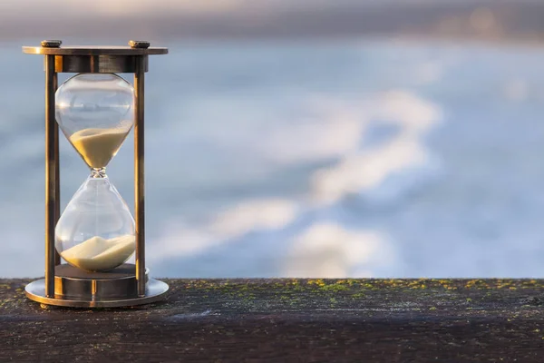 Sanduhr im Freien mit Meereshintergrund — Stockfoto