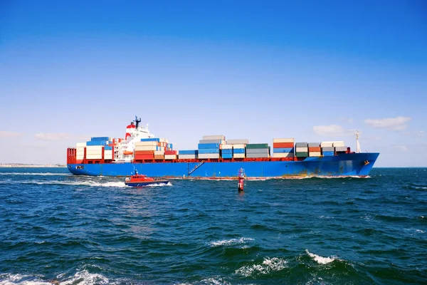 Container Ship Saindo do Porto com Assistência do Piloto — Fotografia de Stock