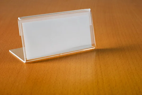 Prázdné štítku v jasné držák na stůl — Stock fotografie