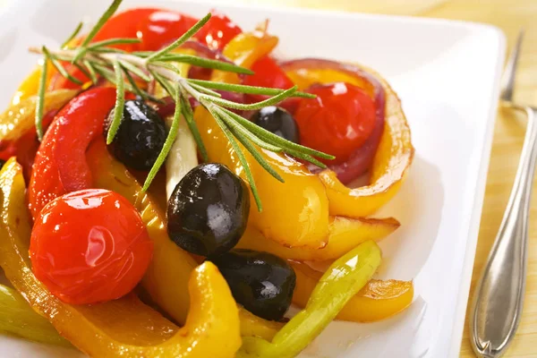 Placa de pimientos y tomates horneados españoles —  Fotos de Stock