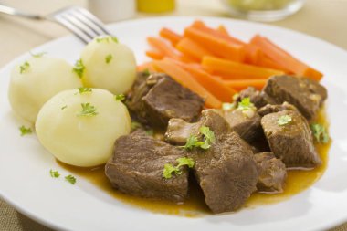 Tabak patates ve havuç ile sığır eti güveç