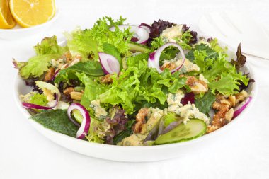 Ceviz ve mavi peynirli salata