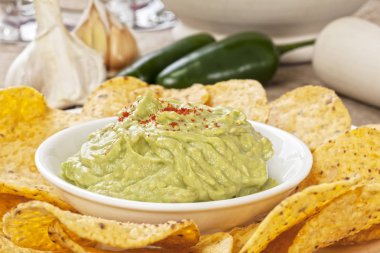 guacamole ve mısır cipsi