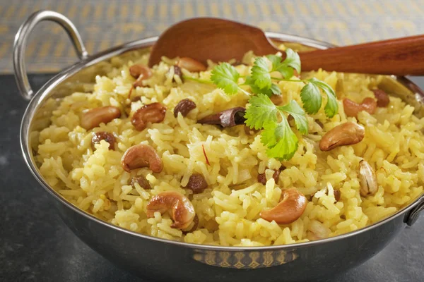 Riz Basmati indien Pilau sur fond sombre — Photo