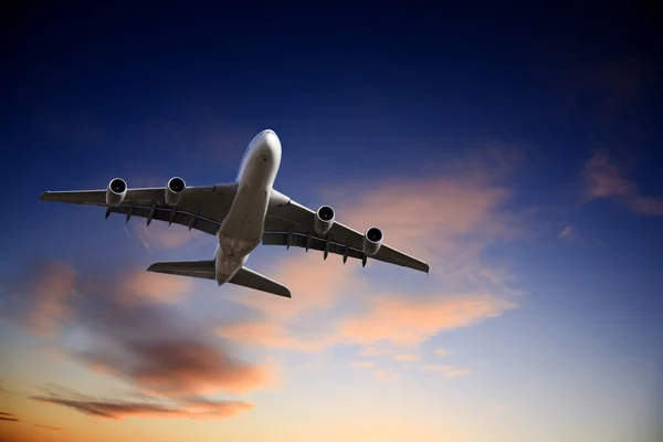 Jet Airplane Landing from Bright Twilight Sky — Stock Photo, Image