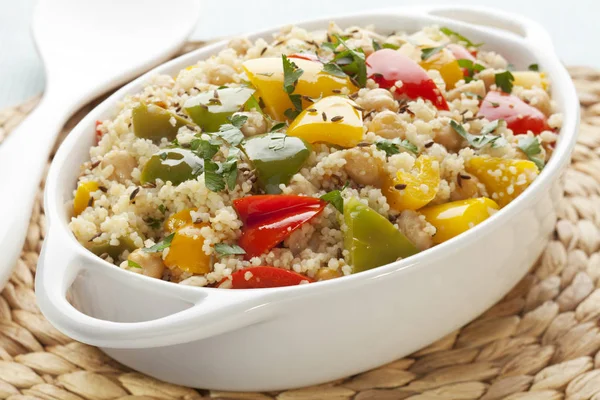 Couscous aux pois chiches et poivrons — Photo