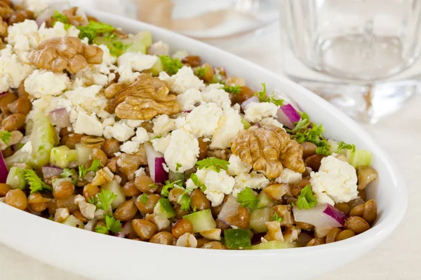 Ceviz, beyaz peynir ve kereviz ile mercimek salatası — Stok fotoğraf