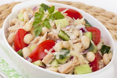 Ton balığı ve beyaz fasulye salatası