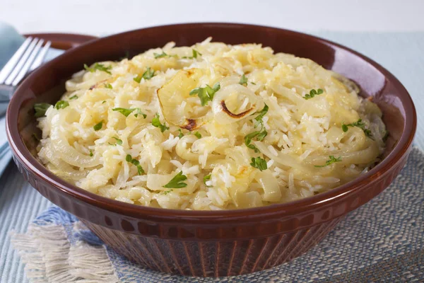 Cazuela de arroz con queso y cebolla — Foto de Stock