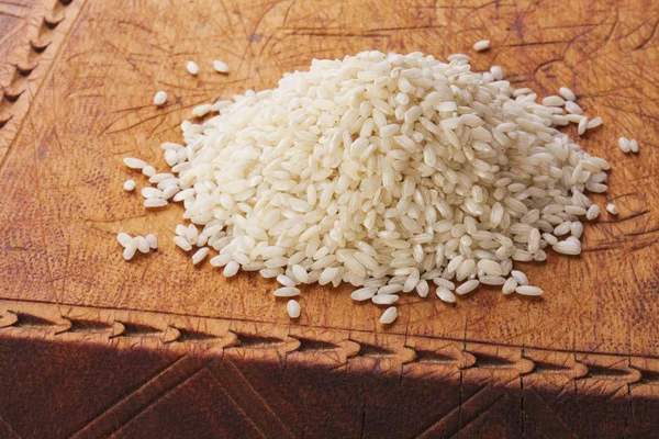 Carnaroli pirinç ahşap tahta üzerinde — Stok fotoğraf