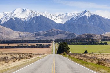 Uzun düz yol ve dağlar: Arthurs Pass, Avustralya