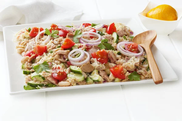 Bakla ve ton balıklı salata — Stok fotoğraf
