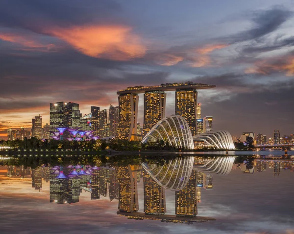 Singapura Skyline belo pôr do sol — Fotografia de Stock